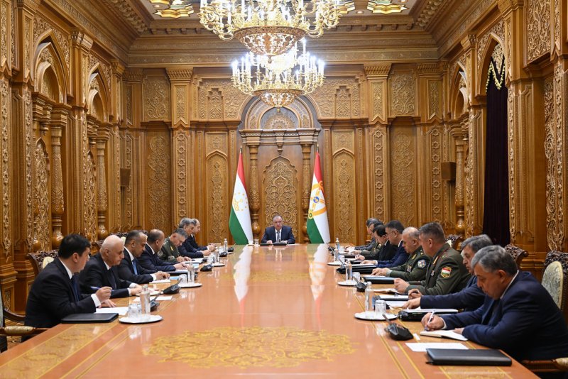 Peshvoi-millat-Emomal-Ra-mon-bo-ro-baroni-ma-omoti-ifzi-u-u-va-sohtor-oi-nizom-mashvarati-kor-doir-namudand